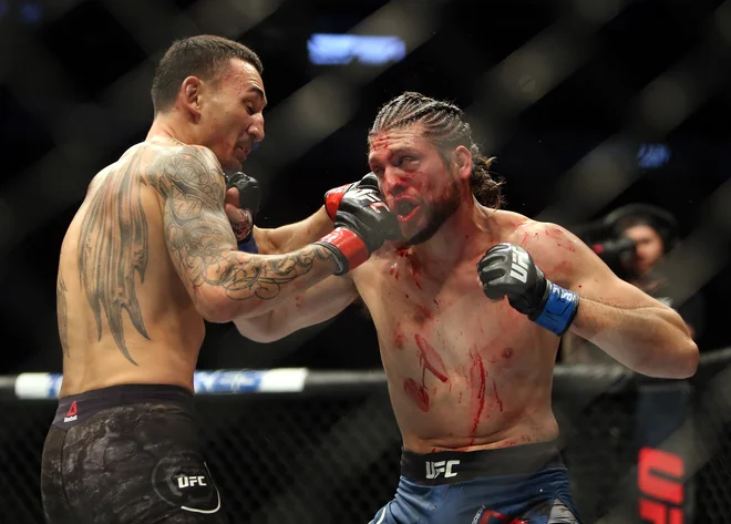 V Torontu sta se na osrednjem dogodku težko pričakovanega spektakla UFC 231 v oktagonu pomerila neporaženi izzivalec Brian Ortega in branilec naslova v peresno lahki kategoriji Max Holloway. Zmage se je s tehničnim nokavtom v četrti rundi veselil Holloway, potem ko je zdravnik presodil, da okrvavljeni in vidno poškodovani Ortega dvoboja ne more nadaljevati.&nbsp;Foto Vaughn Ridley Afp