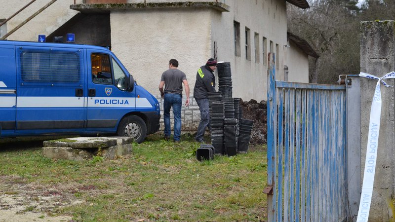 Fotografija: Kriminalisti in policisti so tri dni preiskovali domačijo v Praprečah pri Šentjerneju. FOTO: Tanja Jakše Gazvoda
