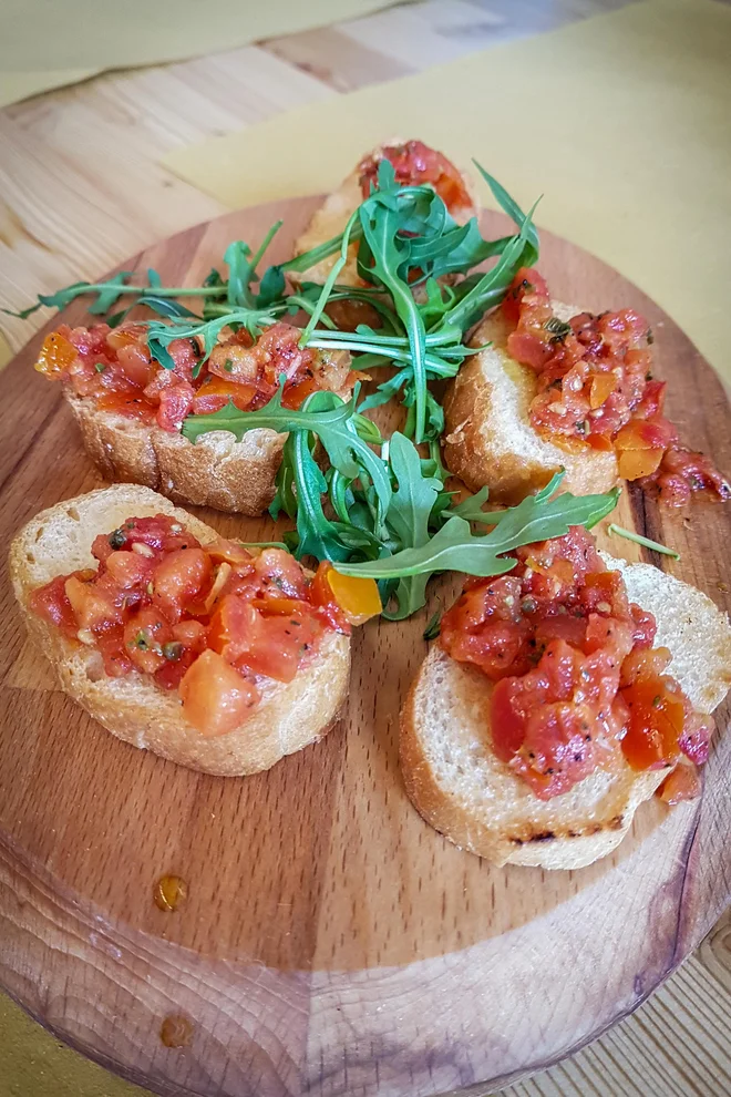 Tipične italijanske bruskete. FOTO: Voranc Vogel