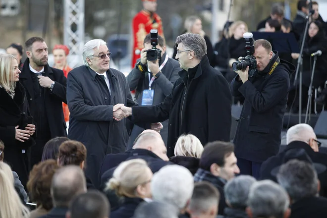 Hrvaški premier Andrej Plenković si je na odkritju spomenika prizadeval ustaviti trend »detuđmanizacije« HDZ. Na fotografiji s sinom pokojnega predsednika Miroslavom Tuđmanom. FOTO: Dragan Matić/Cropix