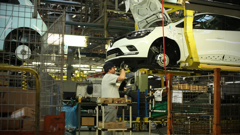 Fotografija: Pokritost izvoza z uvozom je še eden od znakov, da slovenska industrija izgublja sapo. Foto Jure Eržen