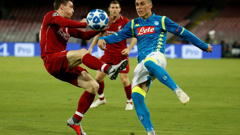 Fotografija: Igralci, kakršna sta Liverpoolov Andy Robertson in Napolijev Jose Callejon, nocoj ne bodo v ospredju, a bo od razpleta njihovih dvobojev marsikaj odvisno. Foto Reuters
