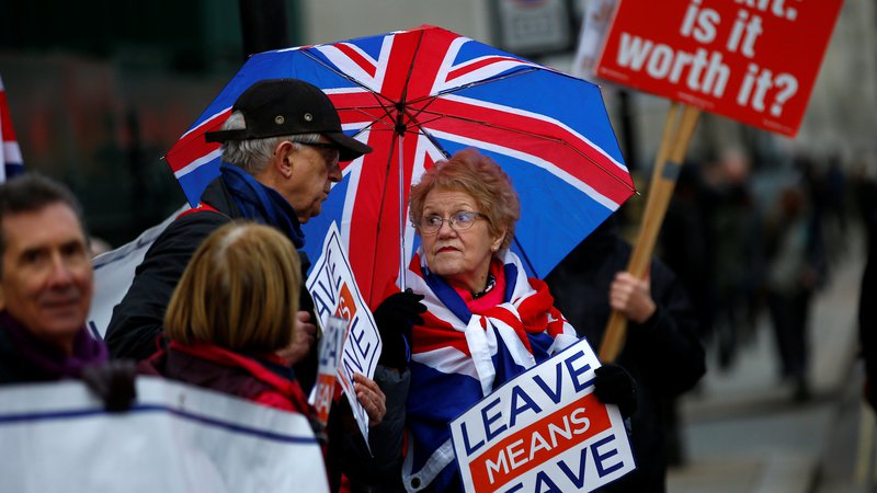 Fotografija: Zagovorniki in nasprotniki brexita, ki redno protestirajo pred britanskim parlamentom, se lahko upravičeno sprašujejo, kaj pomeni najnovejši ­manever britanske vlade. Foto Reuters