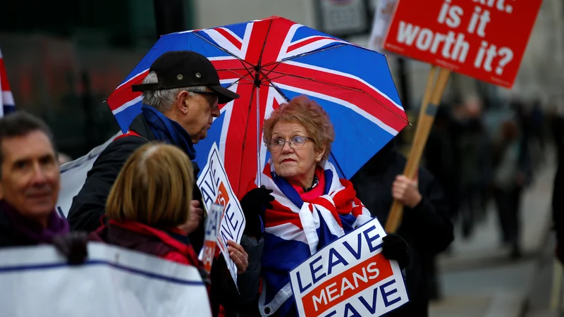 Fotografija: Zagovorniki in nasprotniki brexita, ki redno protestirajo pred britanskim parlamentom, se lahko upravičeno sprašujejo, kaj pomeni najnovejši manever britanske vlade. Foto Reuters