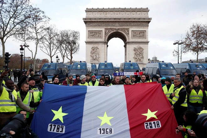 Po oceni številnih so protesti rumenih jopičev v Franciji najhujša kriza v državi, odkar je Macron prevzel položaj predsednika države. FOTO: Benoit Tessier/Reuters