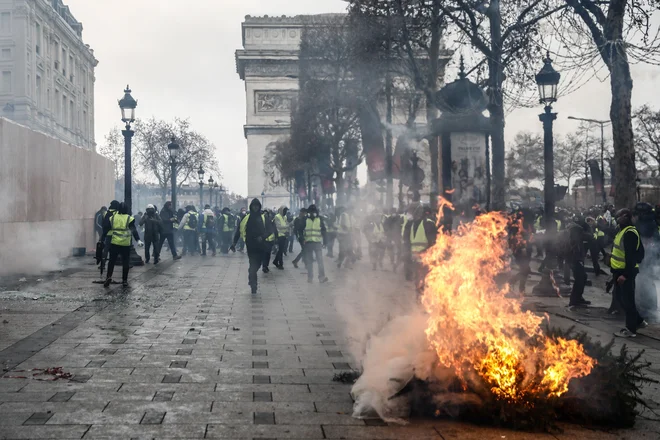 Največ izgredov je bilo v Parizu, kjer so nekateri protestniki sežigali vozila in razbijali izložbe. FOTO: Sameer Al-doumy/AFP