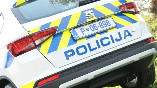 Šestinštirideset kriminalistov in policistov je na podlagi odredb sodišča opravilo hišne preiskave v zasebnih in poslovnih prostorih na več naslovih v Sloveniji. FOTO: Policija