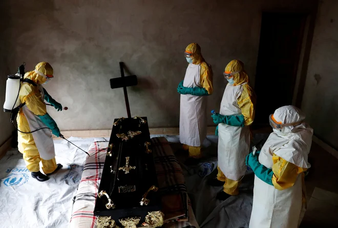 Zdravstveni delavec dezinficira sobo med pogrebom Kavugha Cindi Dorcasa, ki je umrl za posledicami ebole v Beniju, provinci Demokratične republike Kongo. Foto Goran Tomasevic Reuters