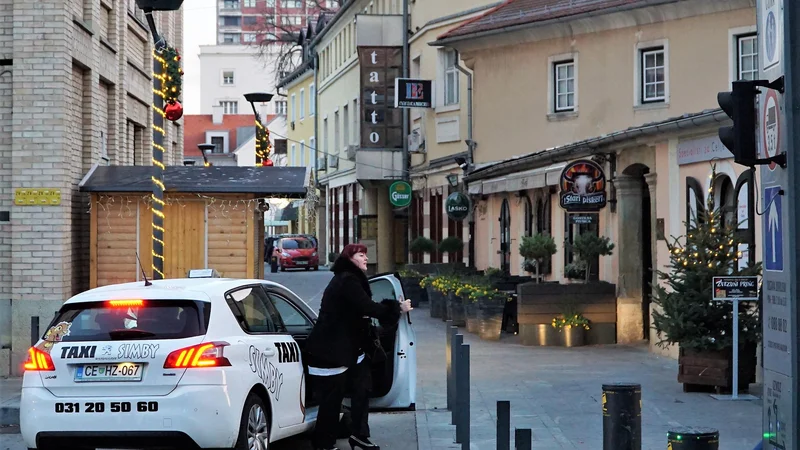 Fotografija: Z novim letom bodo v Celju taksi službo lahko opravljali le podjetja in posamezniki, ki bodo imeli dovoljenje mestne občine. Obveznih izpitov iz poznavanja mesta občina še ni organizirala. FOTO: Brane Piano/Delo