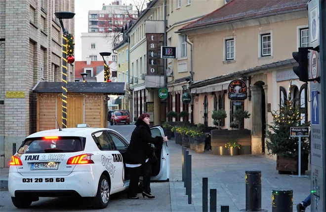 Z novim letom bodo v Celju taksi službo lahko opravljali le podjetja in posamezniki, ki bodo imeli dovoljenje mestne občine. Obveznih izpitov iz poznavanja mesta občina še ni organizirala. FOTO: Brane Piano/Delo