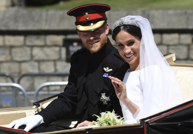 Oblikovalki svoje poročne obleke je Meghan podelila nagrado britanske znamke za ženske leta. FOTO: Paul Ellis Ap