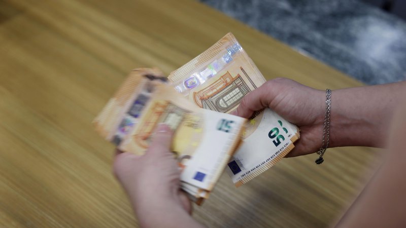 Fotografija: V Sloveniji je bila povprečna starostna pokojnina ob osamosvojitvi približno 80 odstotkov povprečne neto plače, danes pa znaša le še 59 odstotkov ali 640 evrov. Foto Leon Vidic