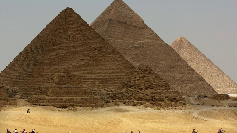 Fotografija: Če bodo poznavalci ugotovili, da je posnetek pristen in ne ponaredek, bodo na udaru varnostniki, ki skrbijo za piramide. FOTO: Goran Tomašević/Reuters