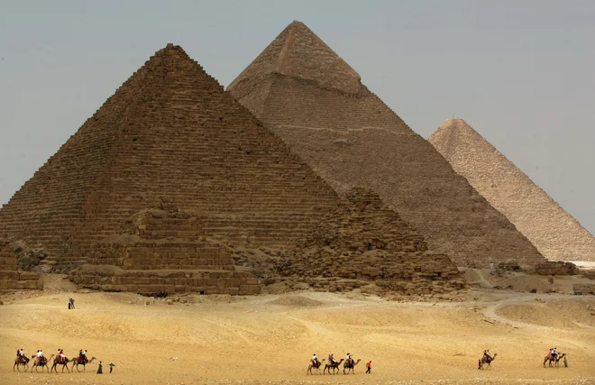 Če bodo poznavalci ugotovili, da je posnetek pristen in ne ponaredek, bodo na udaru varnostniki, ki skrbijo za piramide. FOTO: Goran Tomašević/Reuters