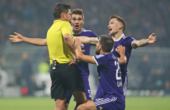 Ko se je zataknilo, je Maribor &quot;zaropotal&quot; tudi zunaj igrišča in bil za iskanje krivcev za slabše izide celo nagrajen. FOTO: Tadej Regent/Delo