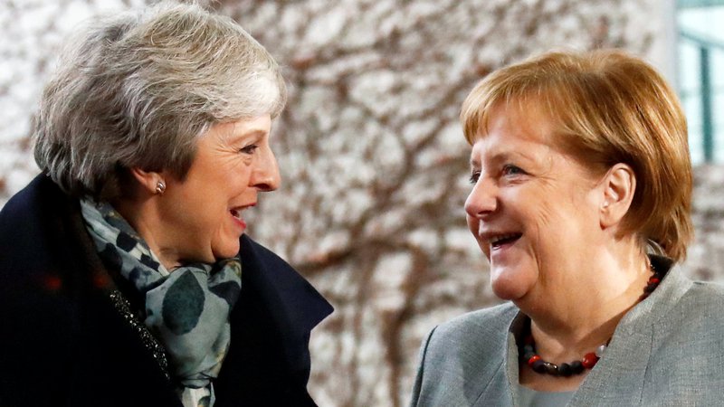 Fotografija: Britansko premierko Thereso May je v Berlinu sprejela nemška kanclerka Angela Merkel.  FOTO: REUTERS/Fabrizio Bensch 