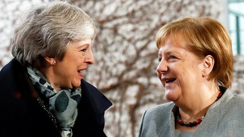 Fotografija: Britansko premierko Thereso May je v Berlinu sprejela nemška kanclerka Angela Merkel. FOTO: REUTERS/Fabrizio Bensch