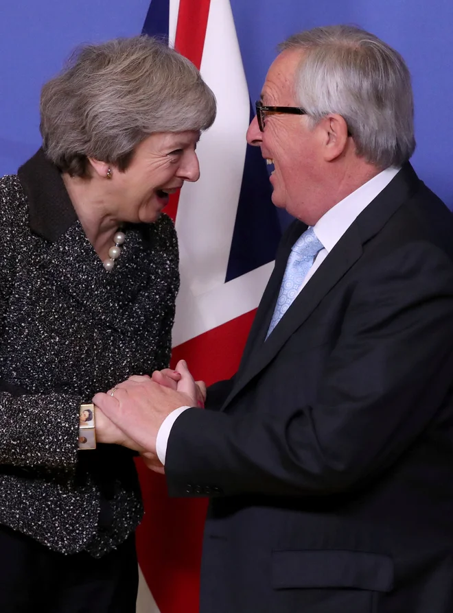 Theresa May in Jean-Claude Juncker med večernim srečanjem v Bruslju. FOTO: REUTERS/Yves Herman