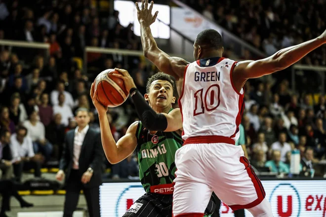 Jusuf Sanon (z žogo) je bil prvi Olimpjiin strelec v Strasbourgu. FOTO: FIBA