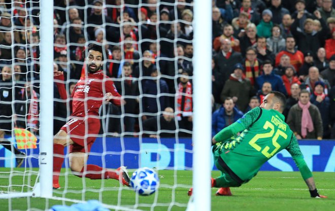 Na Anfieldu je zablestel prvi junak minule sezone Mohamed Salah, ki je takole premagal Napolijevega vratarja Davida Ospino. FOTO: Reuters
