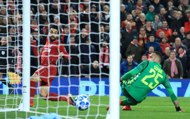 Na Anfieldu je zablestel prvi junak minule sezone Mohamed Salah, ki je takole premagal Napolijevega vratarja Davida Ospino. FOTO: Reuters