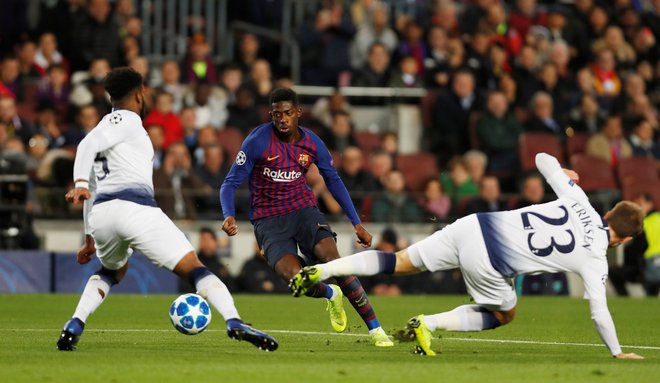 Dembele (v sredini) je v slogu Lionela Messija zabil gol za 1:0, toda v Kataloniji so bili najsrečnejši navijači Tottenhama. FOTO: Reuters