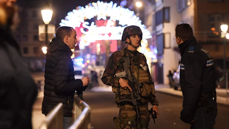 Fotografija: Incident se je zgodil blizu božične tržnice na trgu Kleber, enem glavnih mestnih trgov. FOTO: Frederick Florin/AFP