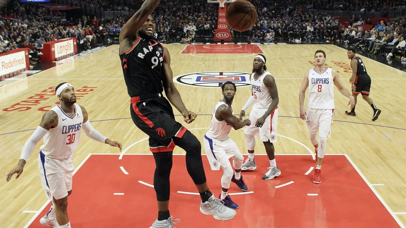 Fotografija: Serge Ibaka se je razigral ob odsotnosti Kawhija Leonarda. FOTO: AP