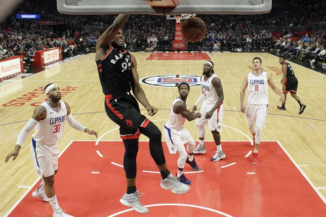 Serge Ibaka se je razigral ob odsotnosti Kawhija Leonarda. FOTO: AP