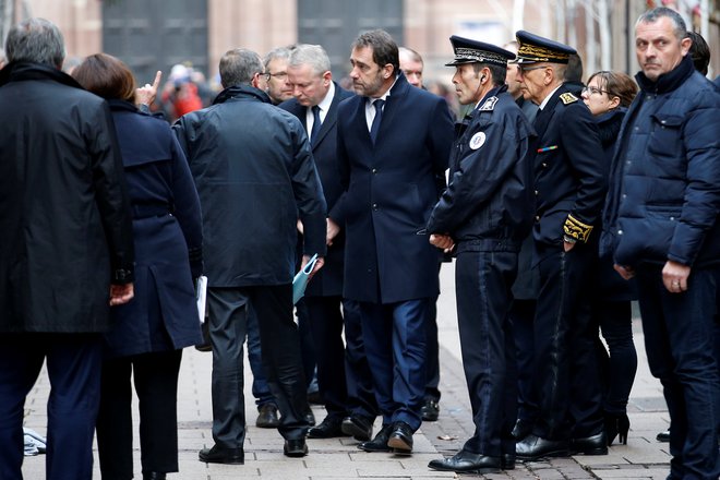 Minister za notranje zadeve Christophe Castaner in tožilec Remy na ogledu kraja incidenta. FOTO: Vincent Kessler/Reuters