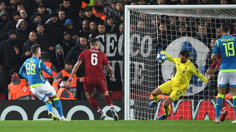 Fotografija: Alisson Becker je takole ubranil strel Arkadiusza Milika in rešil Liverpool pred zgodnjim izpadom. FOTO: AFP