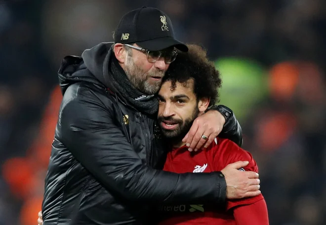 Jürgen Klopp je objel svojega bisera Mohameda Salaha, ki se je vrnil v vrhunsko strelsko formo. FOTO: Reuters