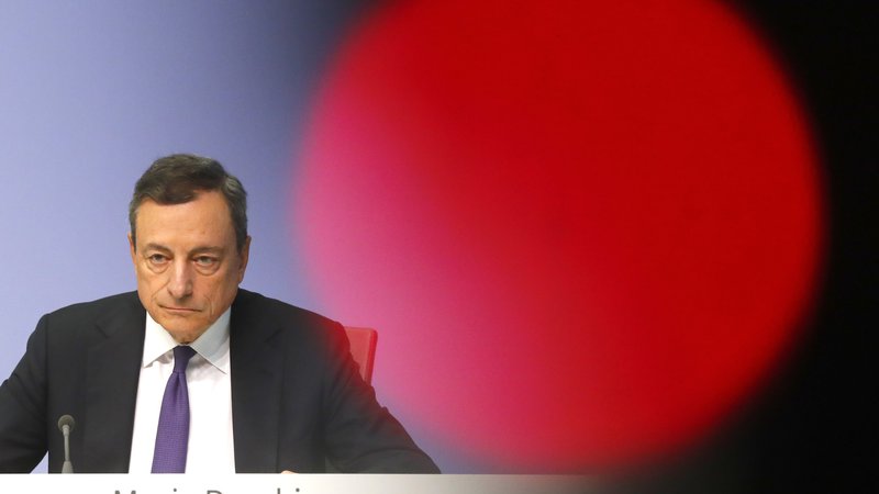 Fotografija: Predsednik ECB Mario Draghi je najbolj zaslužen za ohranitev evra in njegovo spodbujevalno vlogo v Evropi. FOTO Reuters