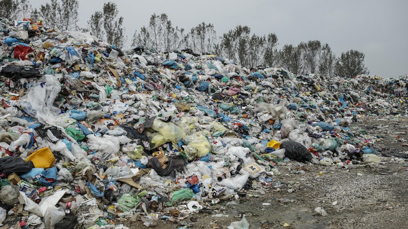 Fotografija: Plastiko je treba preusmeriti iz odpadka v nov material. FOTO: Uroš Hočevar/Delo
