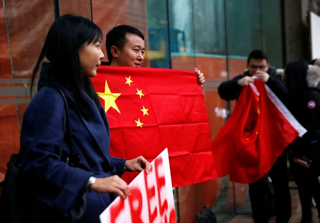 Protest podpornikov Meng Wanzhou pred stavbo sodišča v Vancouvru, ki je v sredo ponoči po plačilu varščine izpustilo iz pripora finančno direktorico tehnološkega giganta Huawei. FOTO Reuters