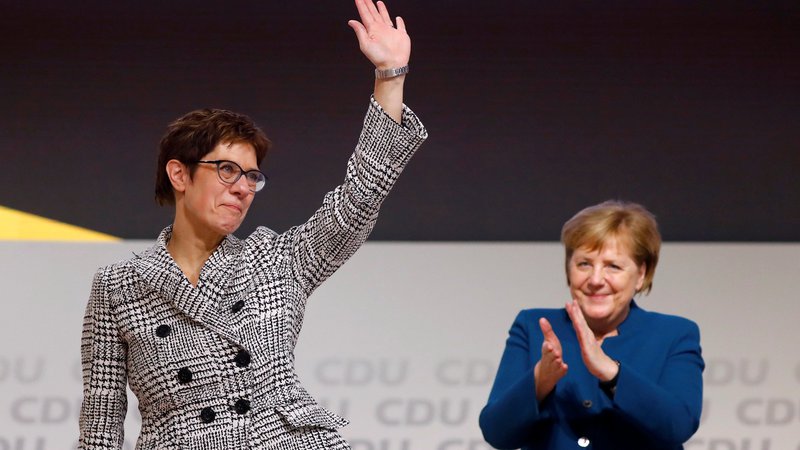Fotografija: Annegret Kramp-Karrenbauer bi v morebitni novi politični krizi lažje sestavila vlado kot njena politična mentorica Angela Merkel. FOTO: Reuters