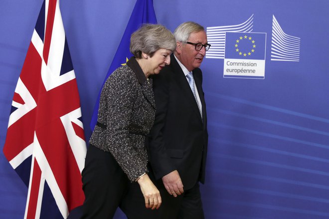 Britanska premierka Theresa May in predsednik evropske komisije Jean-Claude Juncker med četrtkovim srečanjem v Bruslju. FOTO: AP Photo/Francisco Seco