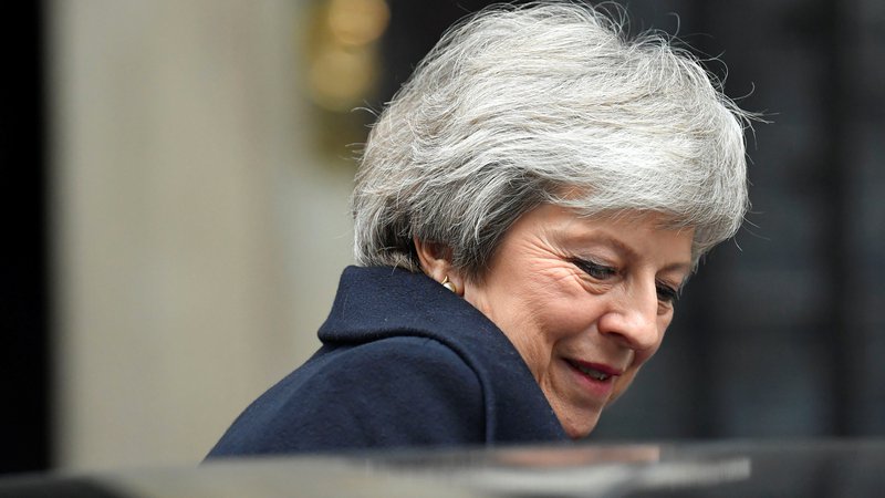 Fotografija: Britanska premierka Theresa May bo še nekaj časa ostala na položaju. FOTO: REUTERS/Toby Melville