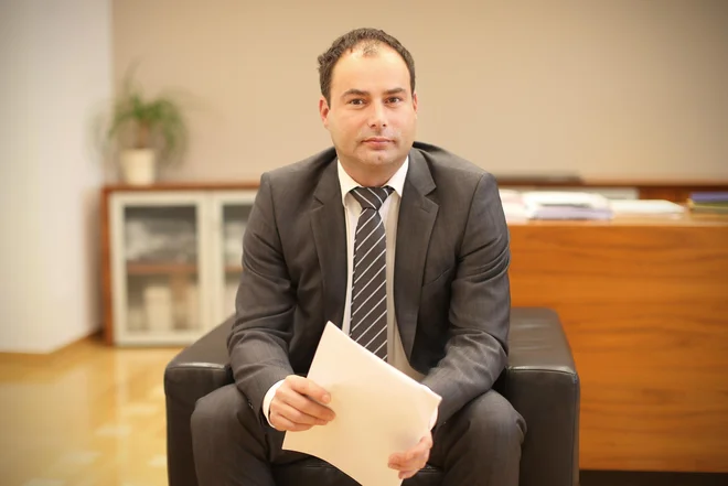 Andrej Slapar je na volilno sejo skupščine prišel z več kot enourno zamudo. FOTO: Jure Eržen/Delo