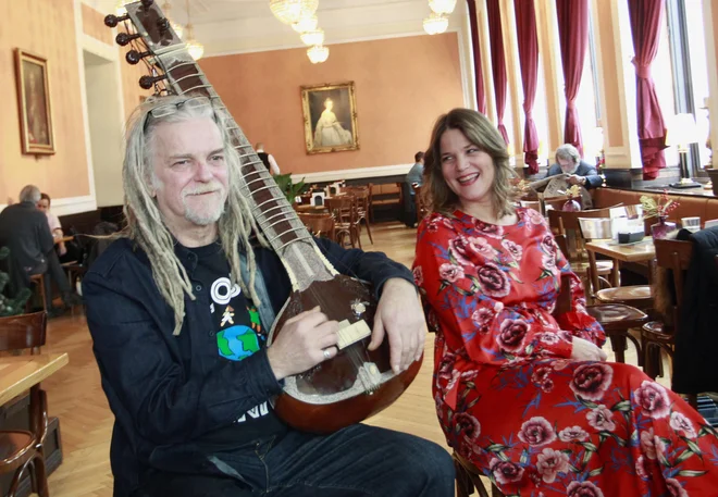 Igor Leonardi in Ana Vipotnik sta gonilna sila zasedbe Fake Orchestra. Foto Roman Šipić
