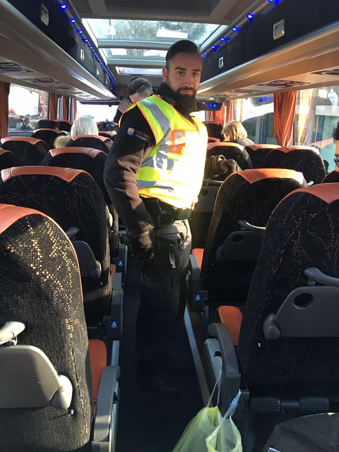 Policisti preverjajo potnike na avtobusu. Foto Gašper Završnik