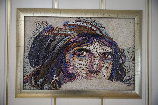 Mozaik Aleksandra Velikega, Branetu Klakočarju njegov najljubši izdelek. Aleksandrov pogled sledi, kamorkoli se človek prestavi. FOTO: Jože Suhadolnik