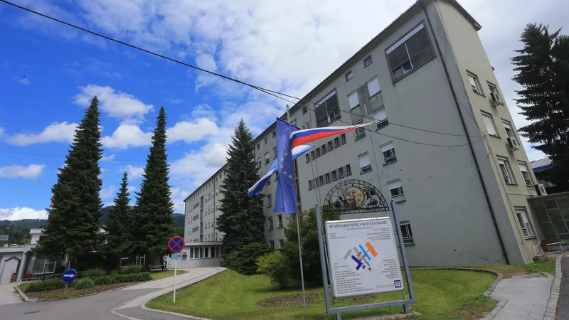 Fotografija: V bolnišnici opozarjajo, da morajo obiskovalci, če se nočejo okužiti, dosledno upoštevati navodila osebja. FOTO: Tadej Regent