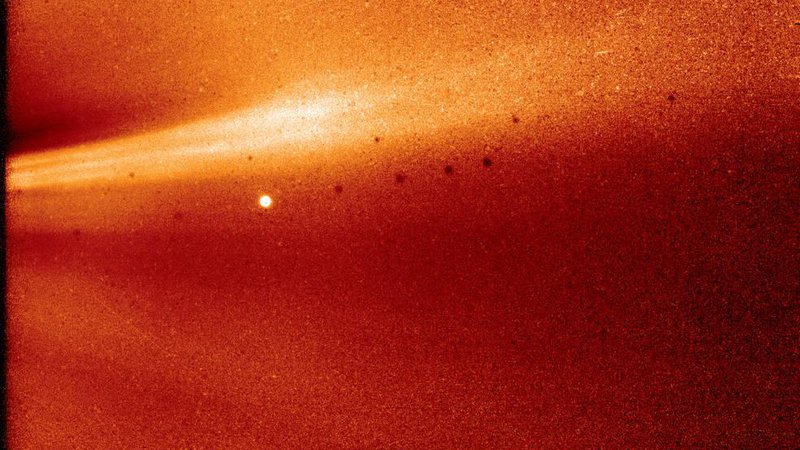 Fotografija: Fotografija instrumenta solarne sonde prikazuje koronalna vlakna. To so delci v koroni, ki se praviloma pojavijo nad območji povečane solarne aktivnosti. Fina struktura vlaken je zelo jasna, saj se lepo vidita dva žarka. Bela pika v središču je Merkur, temne pikice pa so rezultat odboja Merkurja v načinu slikanja. FOTO: Nasa/Naval Research Laboratory/Parker Solar Probe