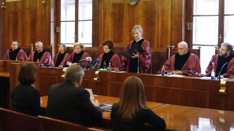 Fotografija: Ustavno sodišče je ugotovilo, da je 4. člen zakona o določitvi volilnih enot za volitve poslancev v DZ v neskladju z ustavo. Proti tej odločitvi je glasoval le sodnica Špelca Mežnar. FOTO: Leon Vidic/Delo