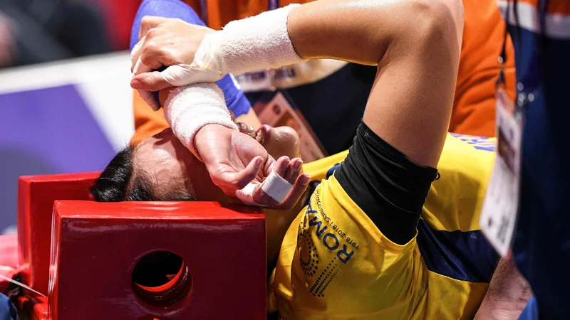 Cristina Neagu je na šestih tekmah zbrala 44 golov in bi bila bržčas prva strelka prvenstva, če je ne bi ustavila huda poškodba kolena. FOTO: AFP