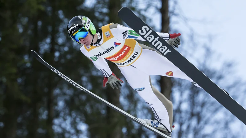 Fotografija: Domen Prevc je v Engelbergu zmagal leta 2016 in s 144 metri tudi postavil rekord skakalnice. FOTO: AP