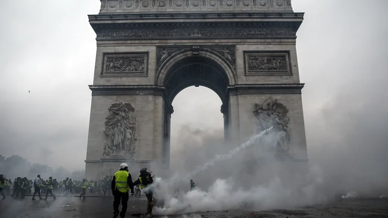 Fotografija: V Franciji je predsednik Emmanuel Macron izgubil nadzor, čeprav ga ne bodo giljotinirali, je politični mrtvec.
Foto AFP