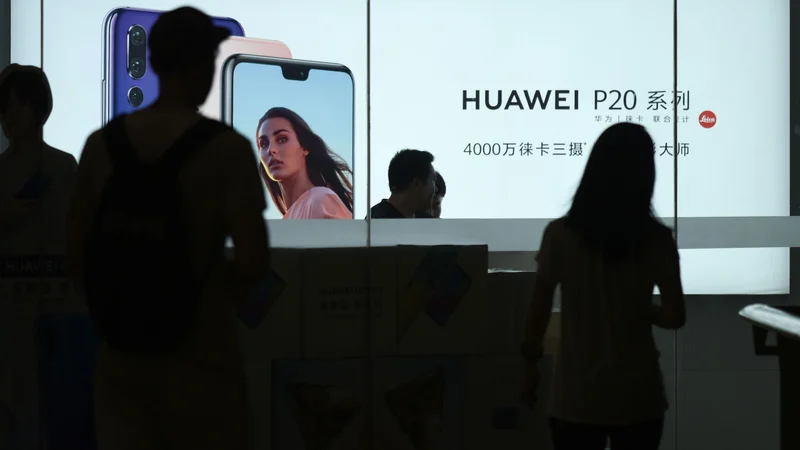 Fotografija: Morebiten padec kitajske tehnološke družbe Huawei, ki jo prihodnje leto čaka prestrukturiranje, bi lahko imel posledice. FOTO: AFP