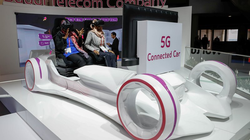 Fotografija: Prava povezljivost avtomobilov je zaenkrat še simulacija, kot so jo na primer predstavljali februarja letos na tehnološkem sejmu Mobile World Congress v Barceloni. Foto Reuters